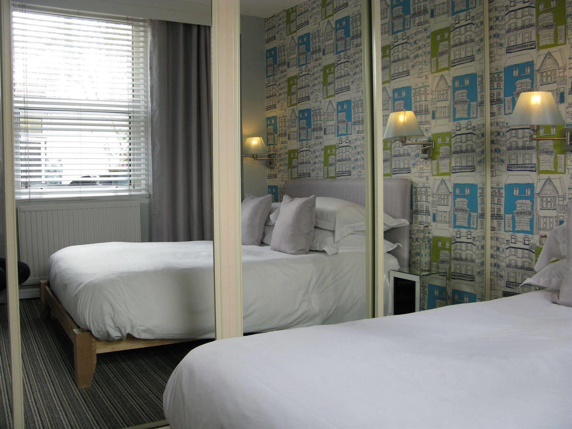 Oyo Lifestyle Hotel Sea Breeze Brighton ภายนอก รูปภาพ