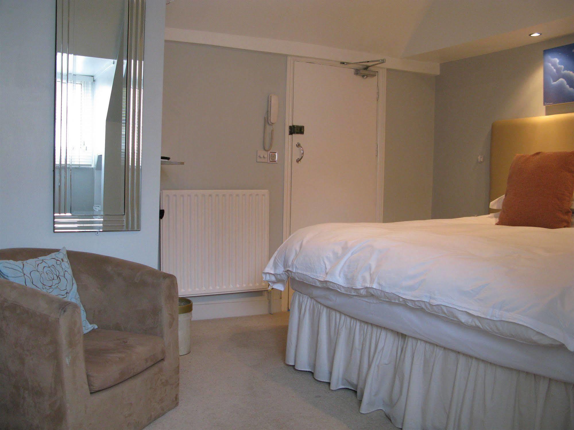 Oyo Lifestyle Hotel Sea Breeze Brighton ภายนอก รูปภาพ