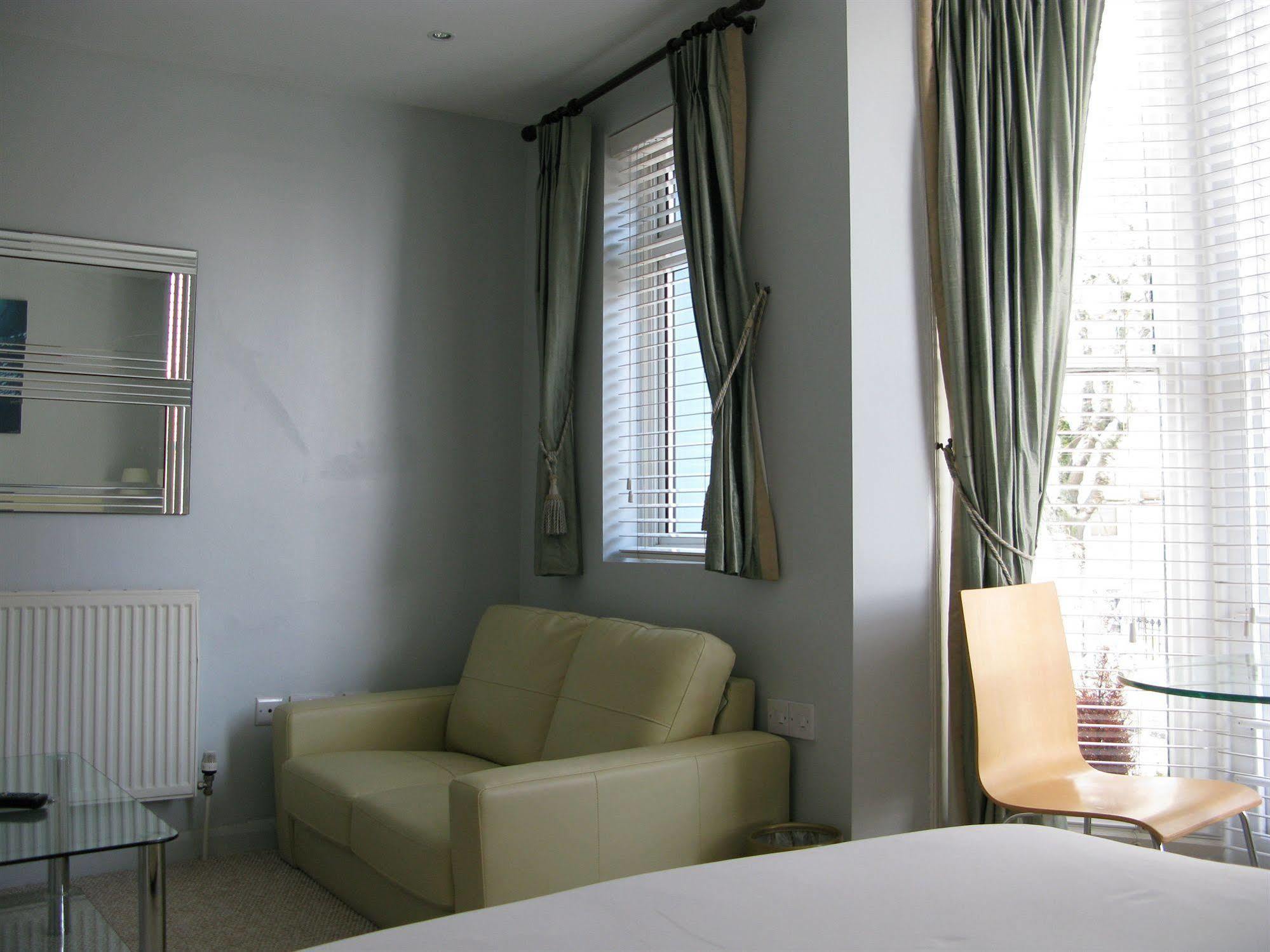 Oyo Lifestyle Hotel Sea Breeze Brighton ภายนอก รูปภาพ