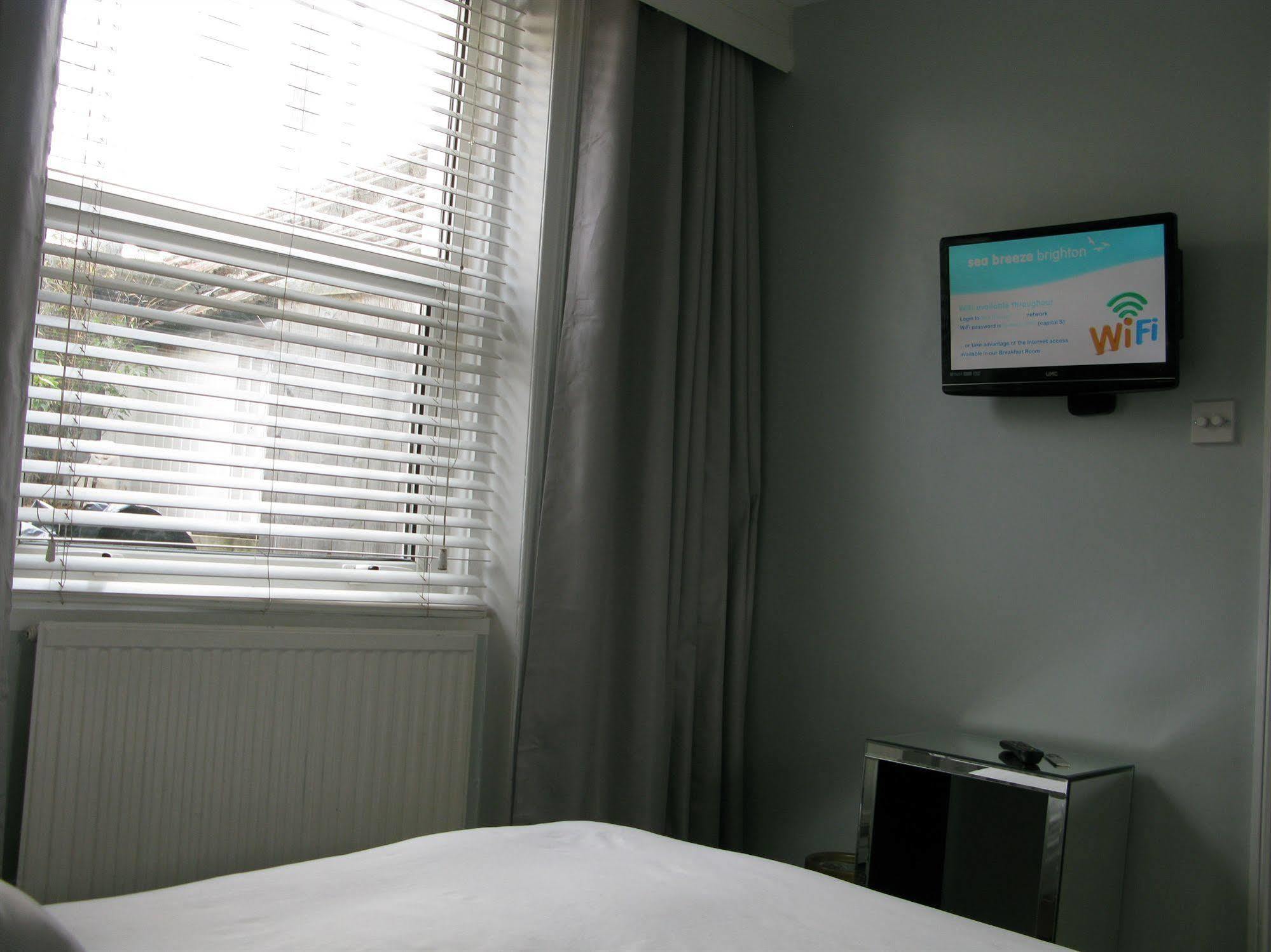 Oyo Lifestyle Hotel Sea Breeze Brighton ภายนอก รูปภาพ