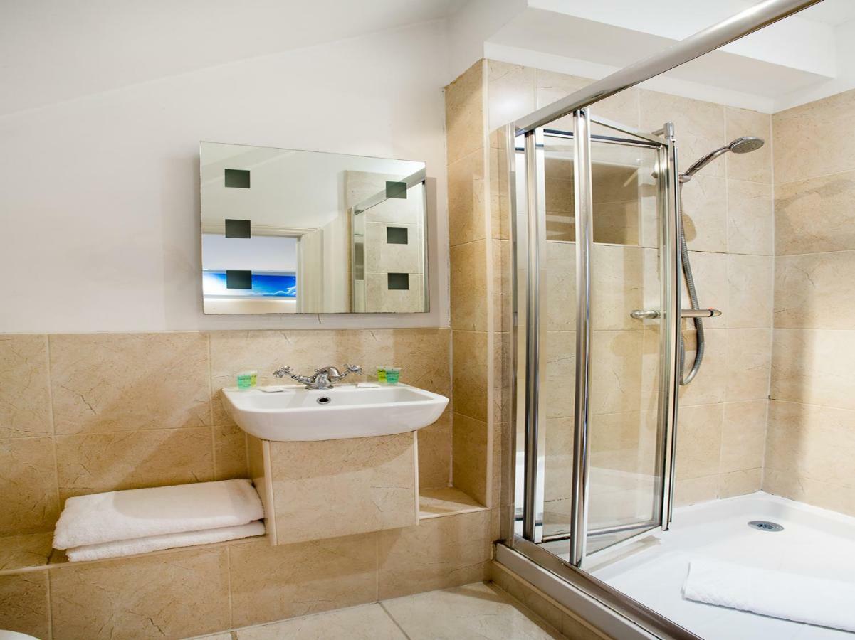 Oyo Lifestyle Hotel Sea Breeze Brighton ภายนอก รูปภาพ
