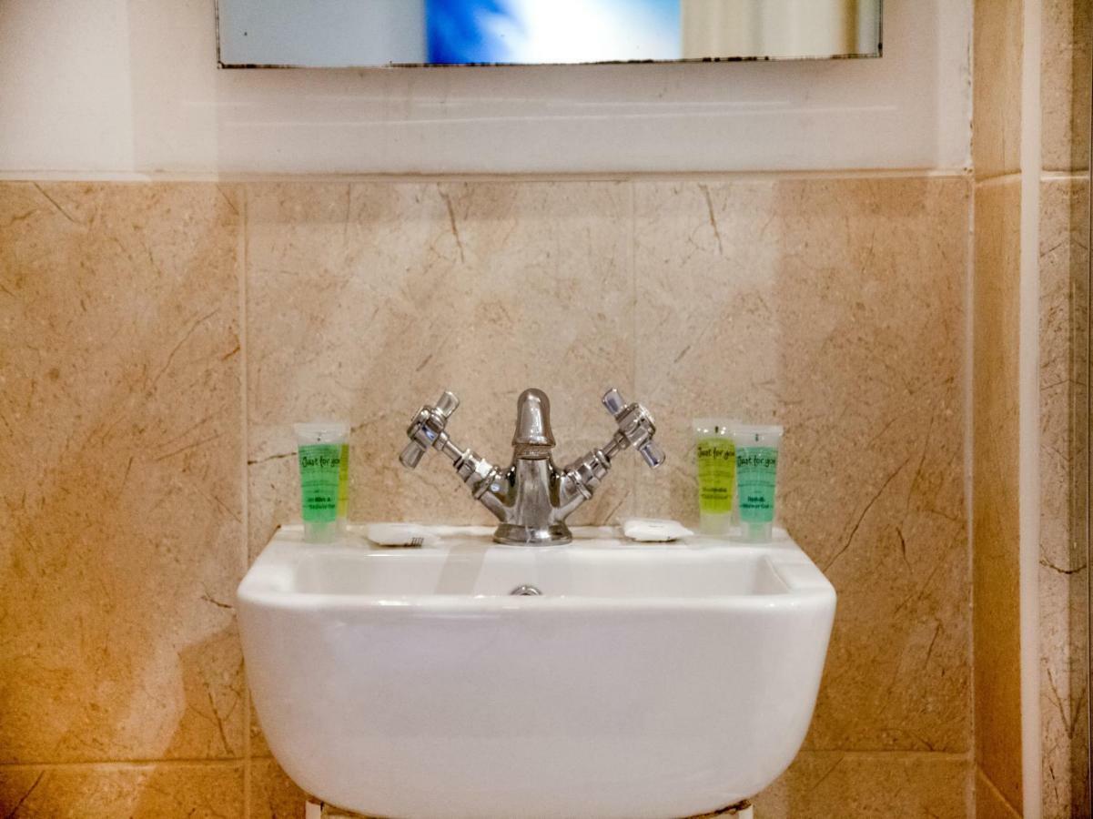 Oyo Lifestyle Hotel Sea Breeze Brighton ภายนอก รูปภาพ